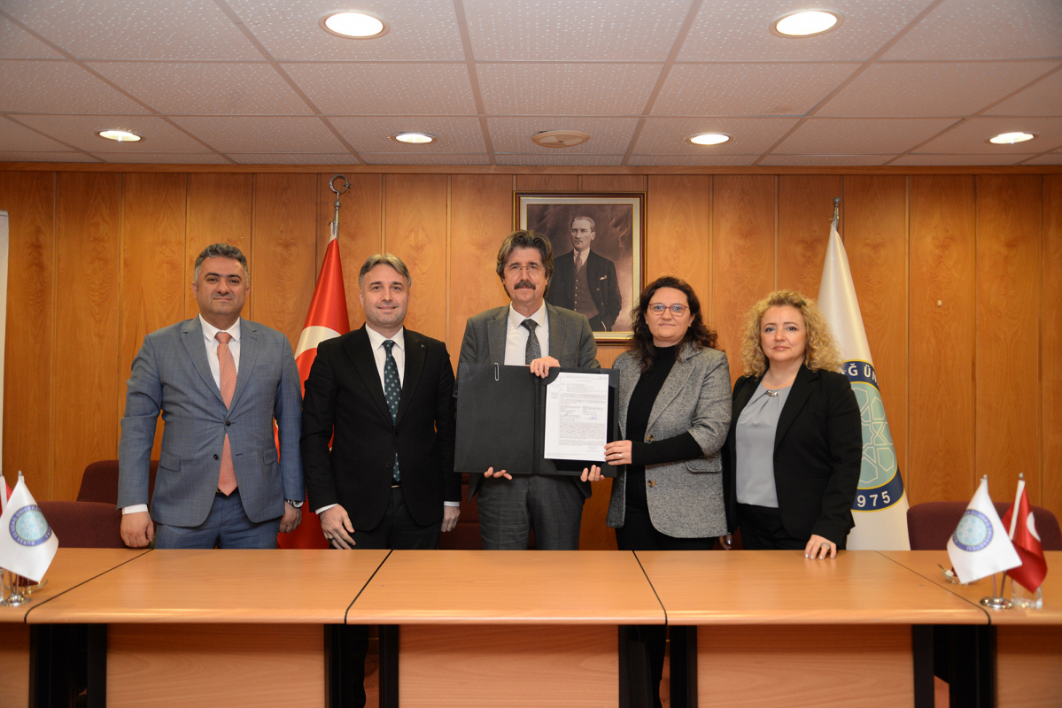 Bursa Uludağ Üniversitesi Kimya Bölümü Akademisyenlerinin Patentli Teknolojisi Özel Sektöre Devredildi
